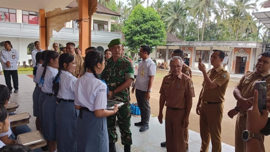 Wujudkan Kepedulian pada Generasi Muda, Babinsa Koramil 01/Bangli Ikut Dampingi Launching Makan Bergizi Gratis di SMKN 4 Bangli