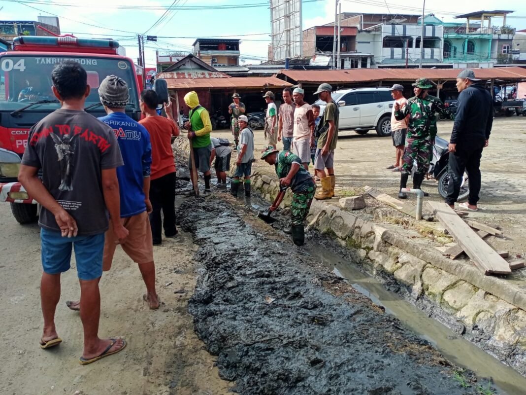 Karya Bakti, Babinsa dan Warga Tanru Tedong Bersihkan Saluran Air