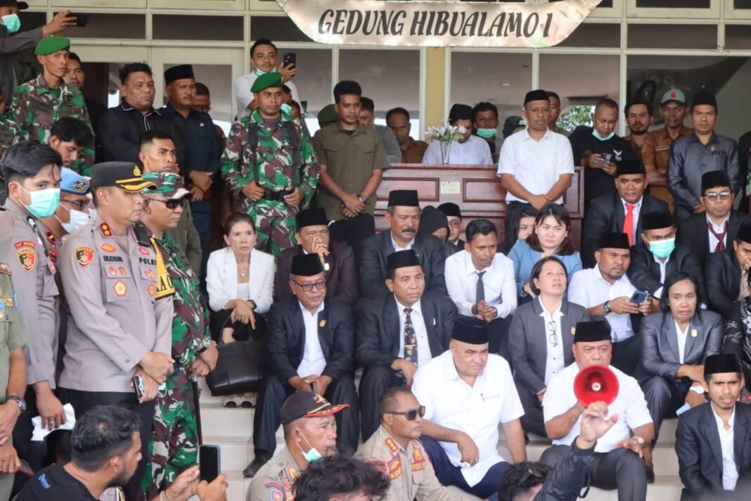 Ratusan Personil TNI-AD Mengamankan Aksi Aliansi Mahasiswa Halmahera Utara (AMARAH) di Wilayah Halmahera Utara