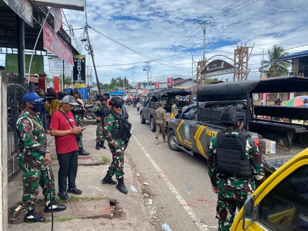 SELAU HADIRKAN BERIKAN RASA AMAN KEPADA MASYARAKAT, KODIM 1705/NABIRE BERSINERGI DENGAN PEMDA LAKSANAKAN PATROLI RUTIN