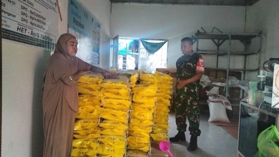 Kendalikan Harga Pangan, Babinsa Koramil 04/Watang Pulu Gelar Sidak Pasar Lawawoi