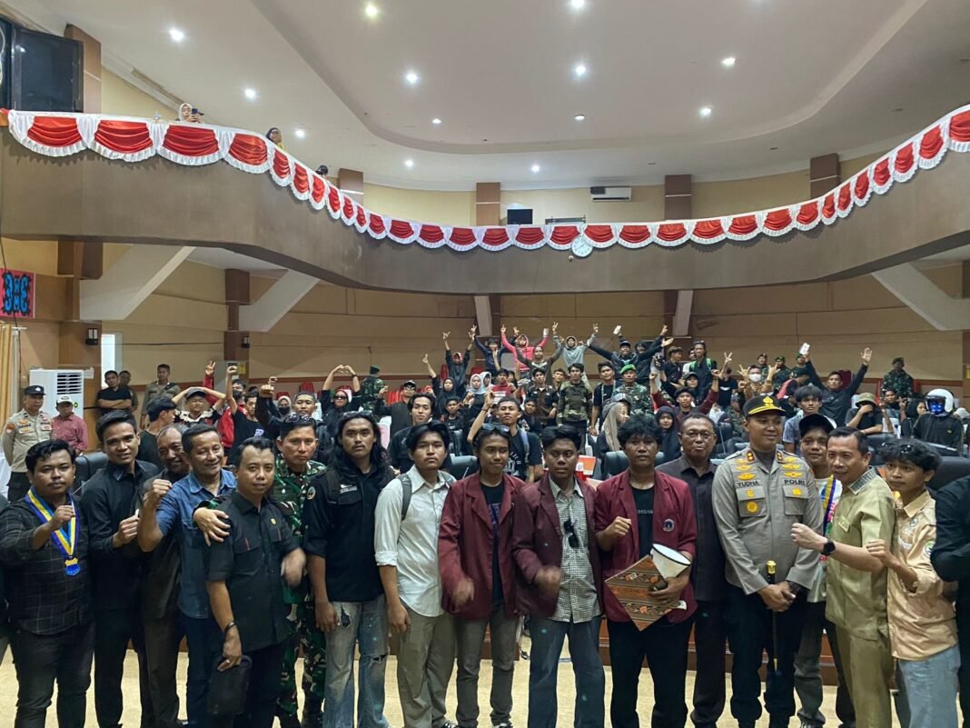 DANDIM 1412/KOLAKA TURUN LANGSUNG PIMPIN PENGAMANAN UNJUK RASA DI KABUPATEN KOLAKA