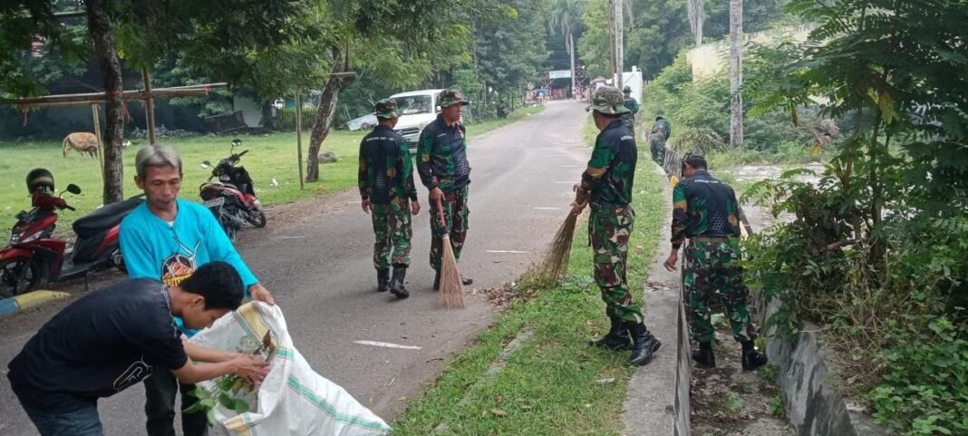 Jelang HUT Ke-80 TNI, Babinsa dan Warga Bersihkan Stadion Ganggawa
