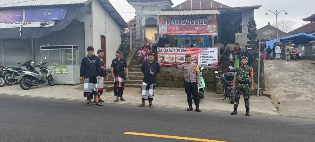 Babinsa Gelar Patroli dan Pengamanan Upacara Piodalan, Wujudkan Wilayah Binaan Kondusif