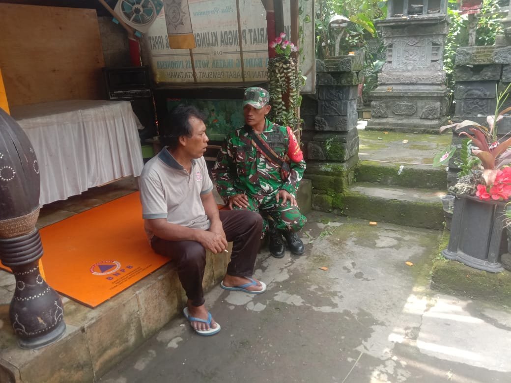 TNI Peduli, Babinsa Semarapura Kangin Turun Langsung Cek Wilayah Pasca Banjir