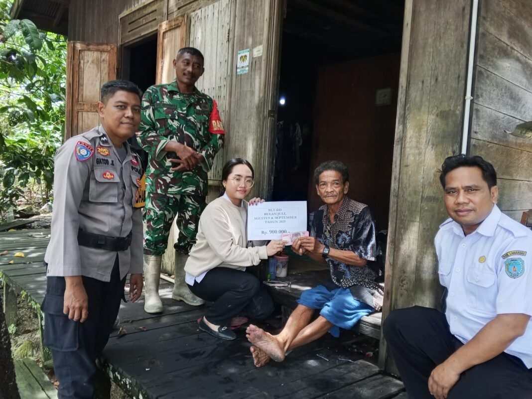 Babinsa Koramil 1017-01/Bulik Dampingi Penyaluran BLT DD Tahap III di Desa Kujan