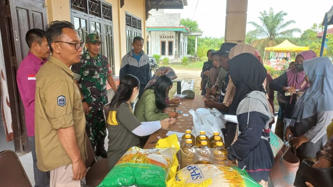 Babinsa Koramil Bulik Pantau Gerakan Pasar Murah di Kecamatan Sematu Jaya