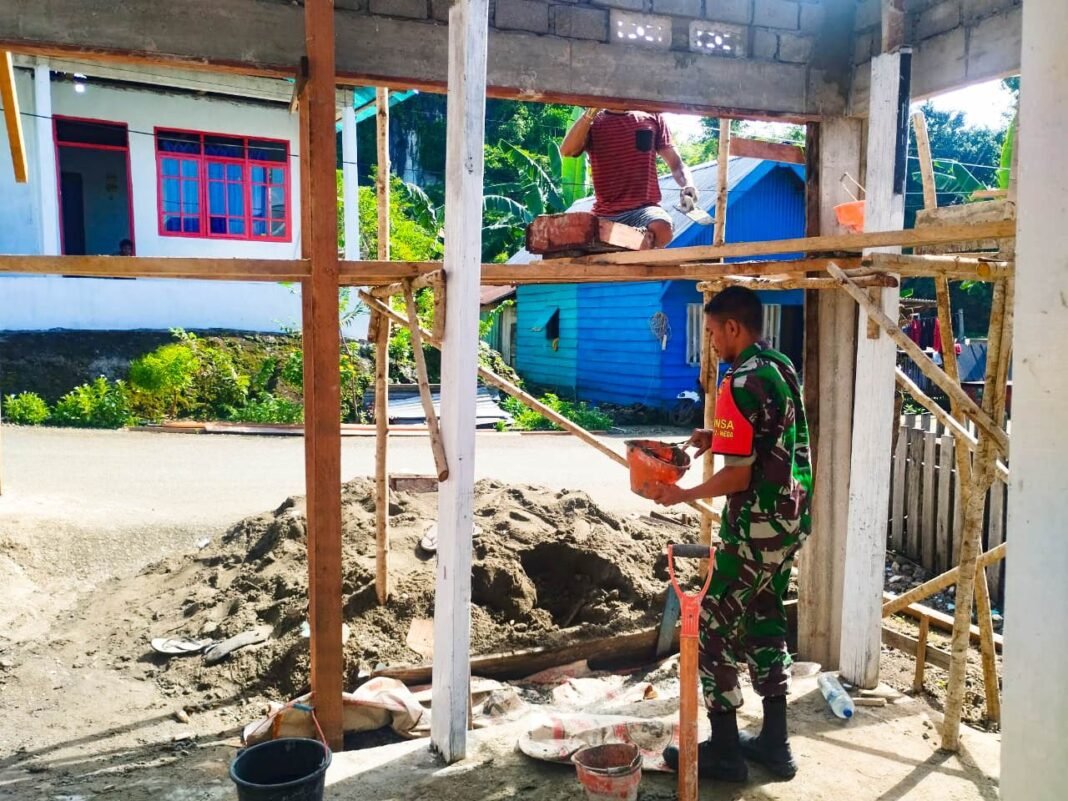 Selalu Menjaga Keharmonisan Dengan Rakyat, Babinsa Ramil 1512-02/Patani Bantu Warga Renovasi Rumah