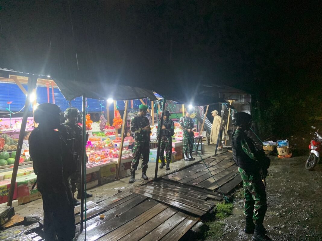 Kodim 1705/Nabire Intensifkan Patroli Malam, Sambangi Pusat Keramaian dan Pemukiman Warga