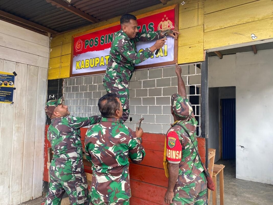 BANGUN KEKUATAN KOLABORATIF, BABINSA MOANEMANI LAKUKAN PEMASANGAN SPANDUK POS SINERGITAS