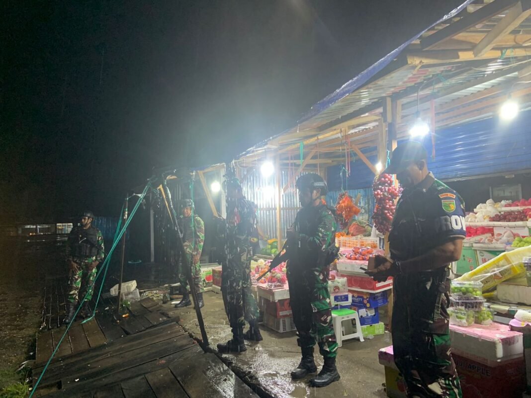 Datangi Pusat Keramaian hingga Perumahan, Kodim 1705/Nabire Rutin Laksanakan Patroli Malam
