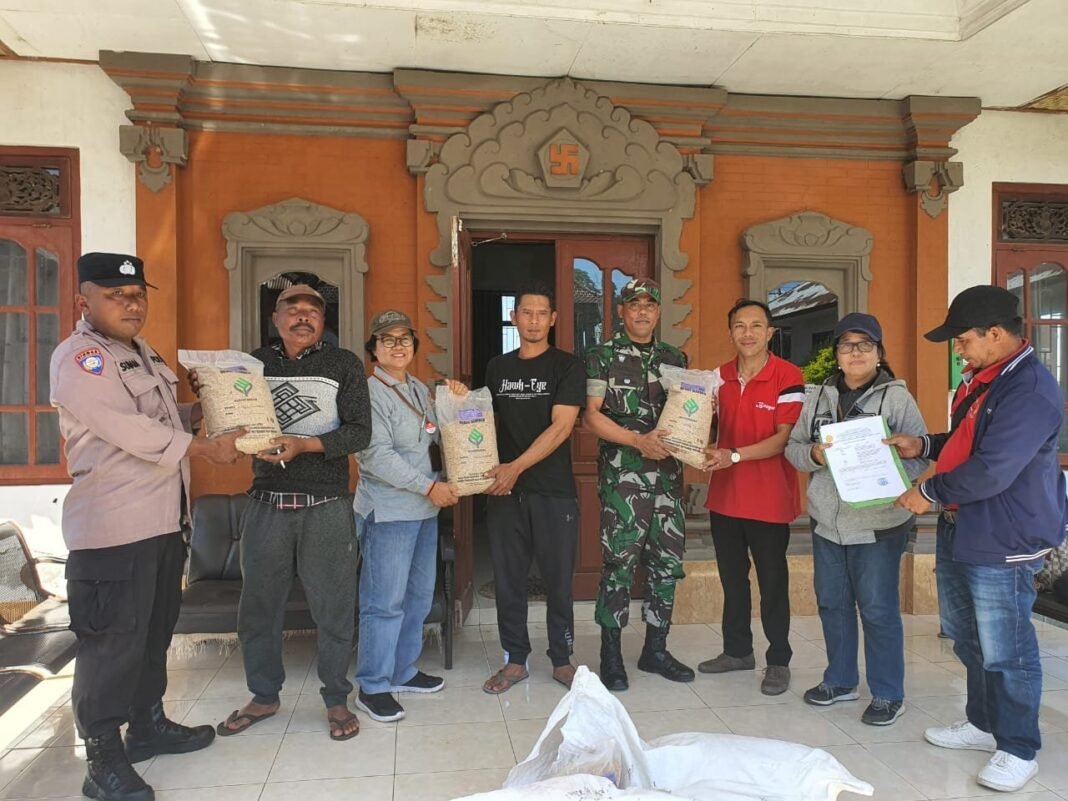 Sinergi TNI dan Pemerintah, Babinsa Desa Bonyoh Hadiri Penyerahan Bantuan Benih Padi Gogo BRMP Bali