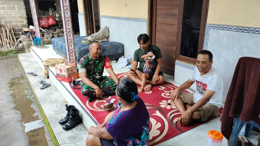 Melalui Anjangsana dan Komsos, Babinsa Desa Bunutin Pererat Hubungan dengan Warga