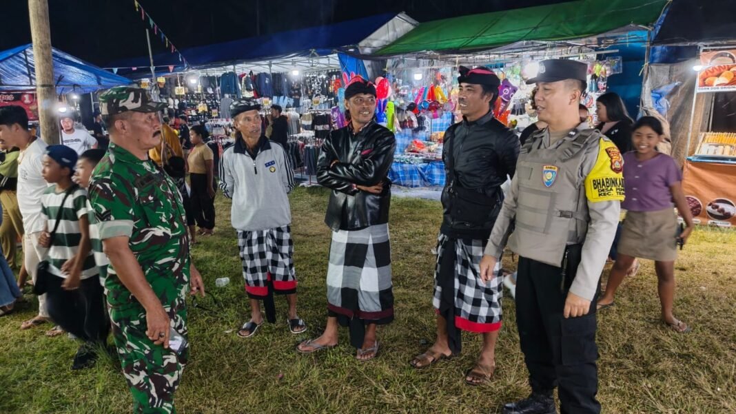 Patroli Gabungan Babinsa, Bhabinkamtibmas, dan Pecalang Jaga Keamanan Pasar Malam Peninjoan