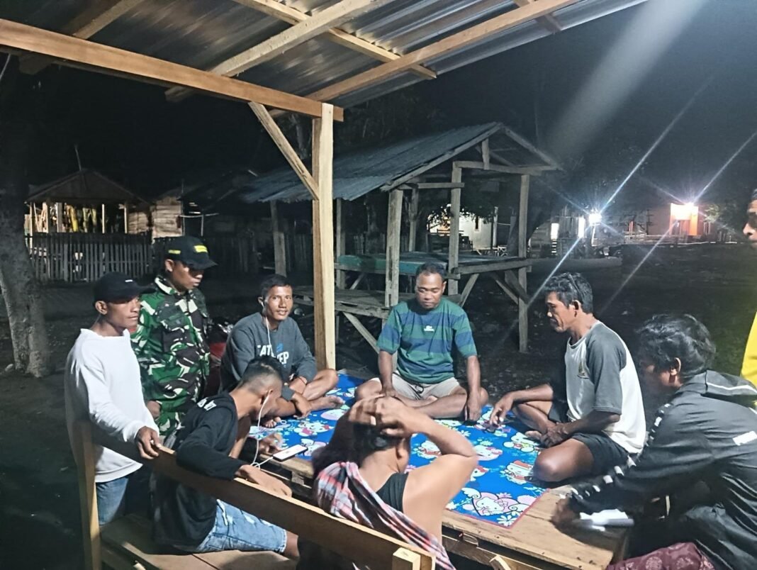 Babinsa Kwangko Perkuat Silaturahmi dan Keamanan Lewat Patroli Malam