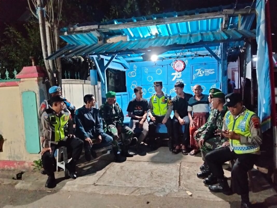 Pastikan Keamanan Wilayah Binaan, Polsek dan Koramil Batang Lakukan Pengecekan Poskamling