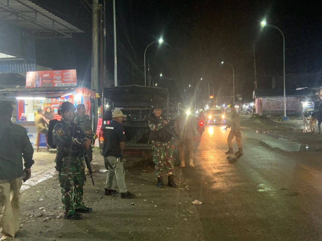 SEMANGAT PENGABDIAN, KODIM 1705/NABIRE BERSAMA SATPOL PP AKTIF LAKSANAKAN PATROLI GABUNGAN DEMI KEAMANAN WILAYAH