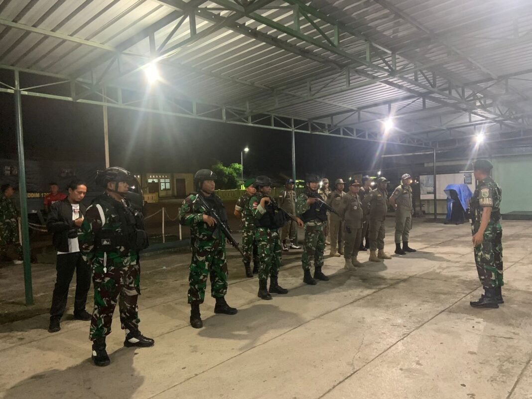 Patroli Malam Rutin: Kodim 1705/Nabire & Satpol PP Hadirkan Rasa Aman untuk Warga