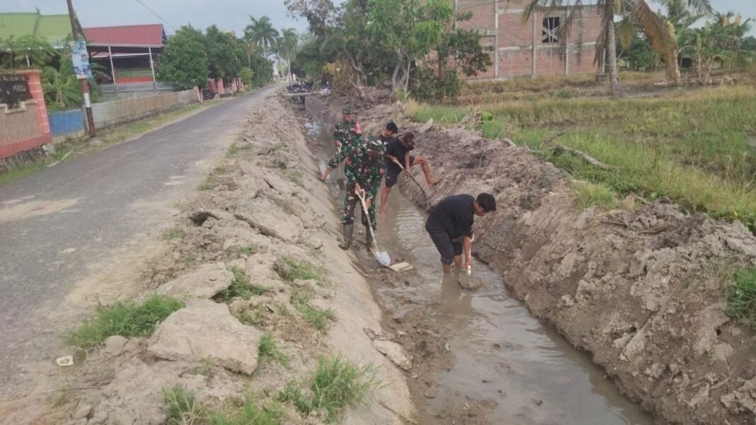 Babinsa Bersama Warga Bersihkan Saluran Irigasi