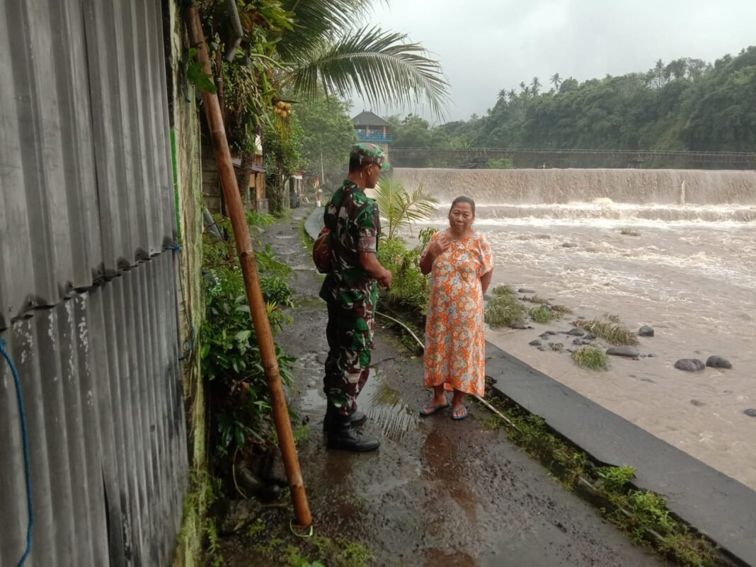 Gerak Cepat, 10 KK Warga Di Bantaran Kali Unda Jadi Sasaran Patroli Babinsa Semarapura Kangin Antisipasi Bencana
