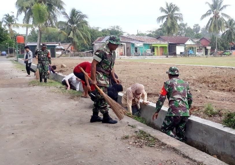 Personel Koramil 1426-04/Galesong Ajak Warga Kerja Bakti Bersihkan Lingkungan