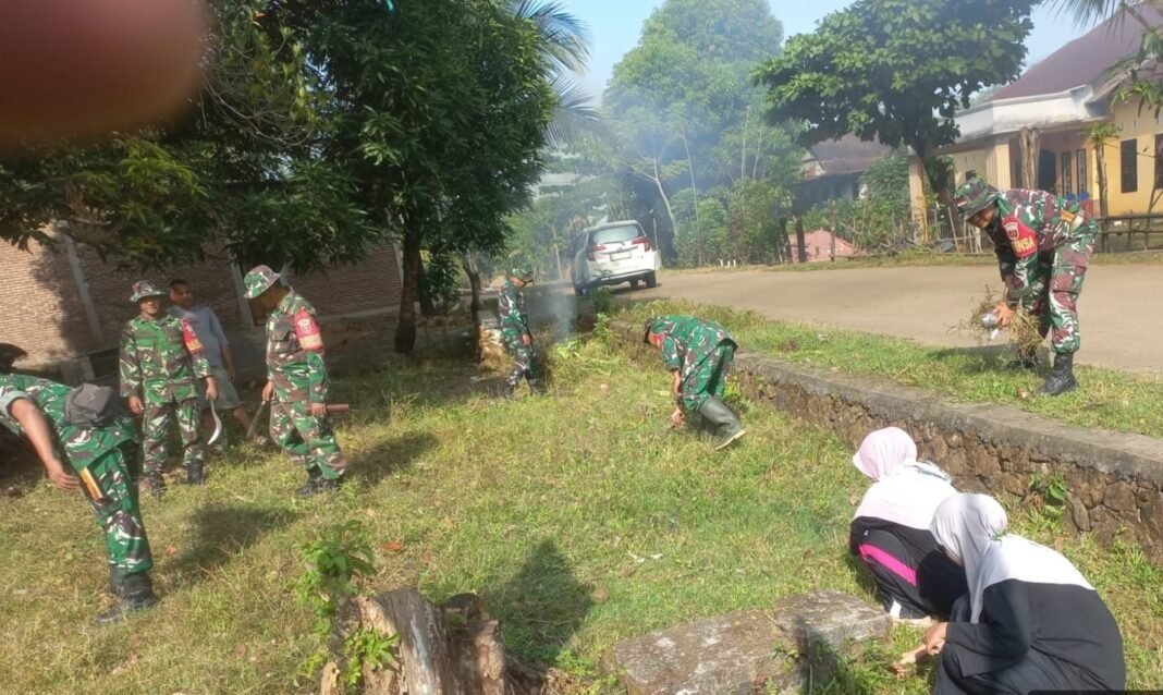 Kepedulian Koramil 1426-01/Polut Bersama Masyarakat Kerja Bakti Bersihkan Selokan Dan Bahu Jalan