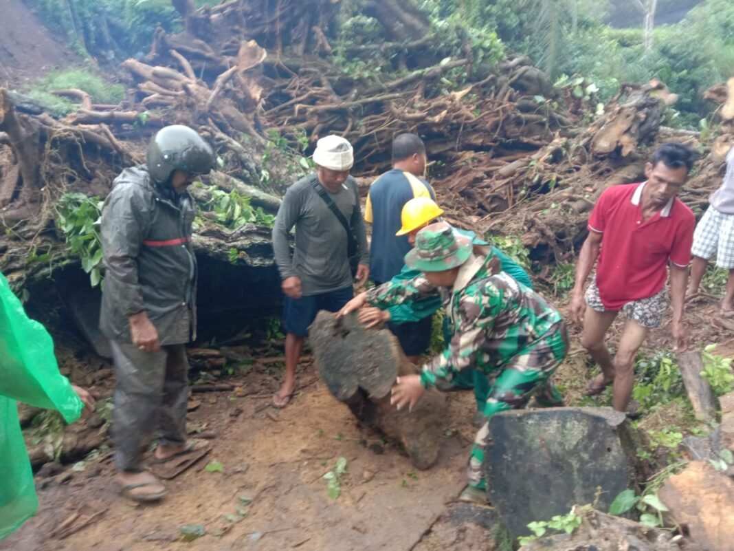 Babinsa Getakan Bersama Bhabinkamtibmas Dan BPBD Tuntas Evakuasi pohon Tumbang Didua Lokasi