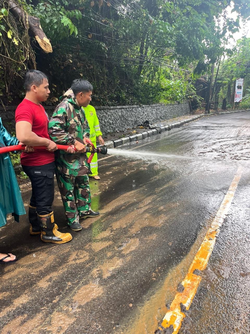 Wujud Pengabdian Tanpa Batas, Serma Asih Bersinergi Evakuasi Tanah Longsor Di Goa Jepang