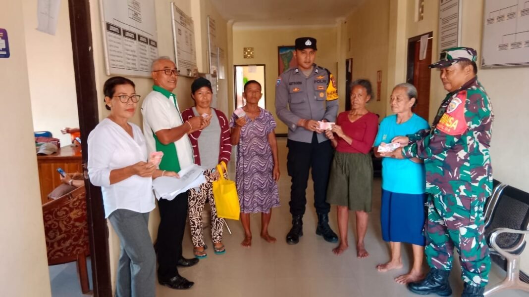 Babinsa Kutampi Kaler damping Penyaluran BLT DD Wujud TNI Hadir Ciptakan Rasa Aman Dan Nyaman