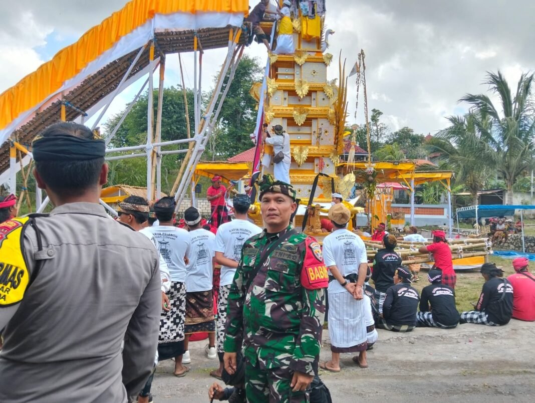 Beri Pelayanan Terbaik Bagi Masyarakat, Babinsa Bunga Mekar Dan Lembongan Kawal Ngaben Massal
