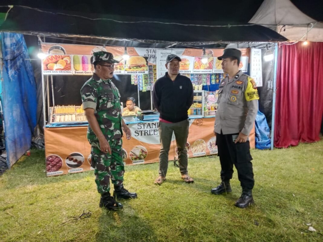 Babinsa Peninjoan dan Bhabinkamtibmas Kompak Jaga Ketertiban Pasar Malam Tembuku Fiesta 2025