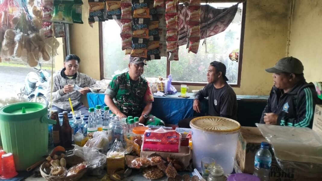 Babinsa Desa Landih Gelar Komsos, Ingatkan Warga Pentingnya Kewaspadaan Terhadap Cuaca Ekstrem