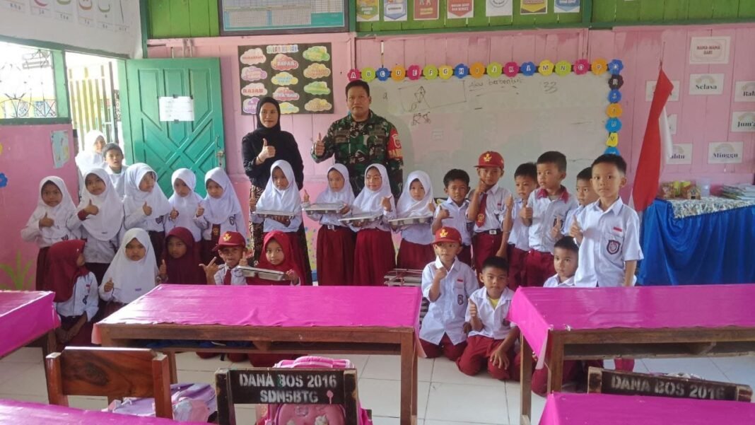 Babinsa Kodim 1420/Sidrap Kawal Pendistribusian Makan Bergizi untuk 36 Ribu Lebih Warga dan Anak Sekolah