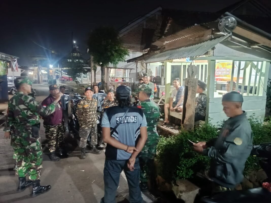 Babinsa Koramil 13/Banyuputih Bersama Banser Tinjau Pos Kampling, Ajak Warga Jaga Kamtibmas