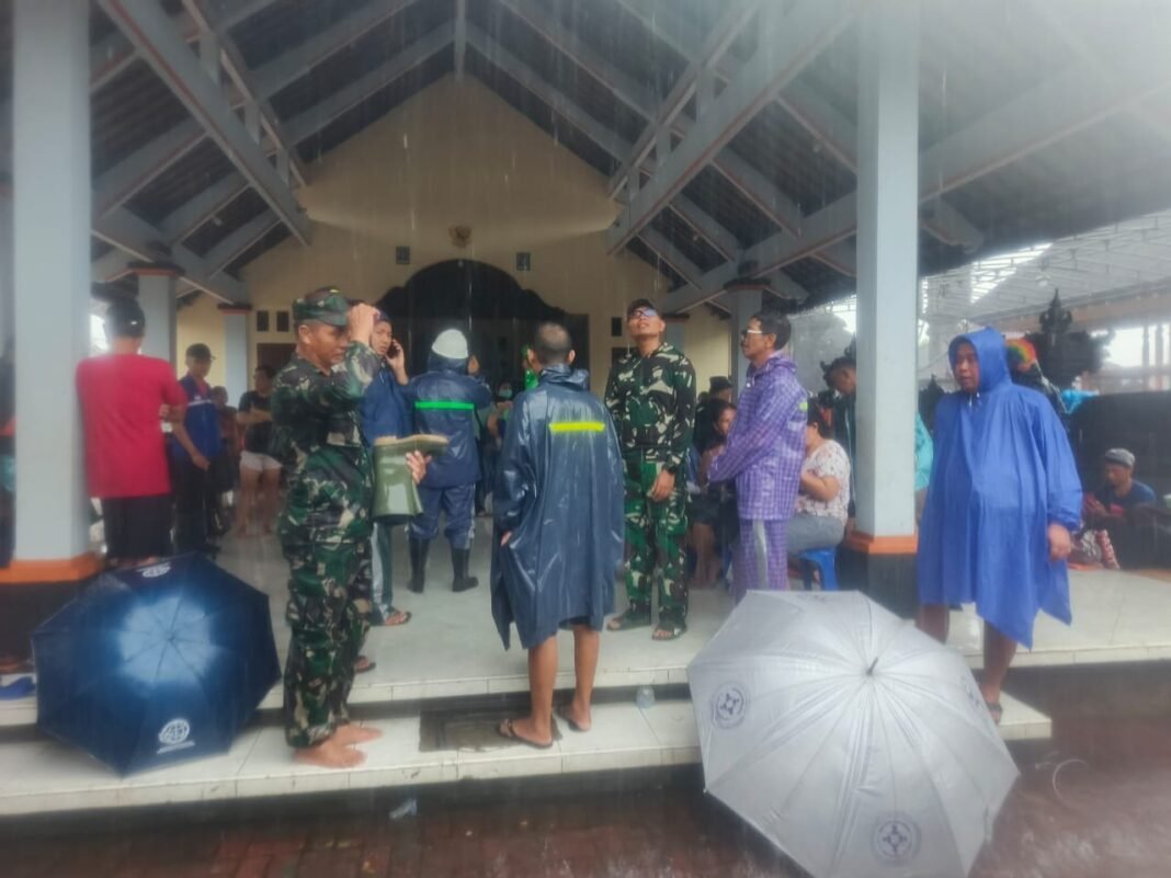 Pastikan Keselamatan Warga, Dandim Klungkung Terjun Langsung Ke Lokasi Banjir