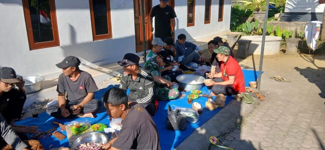 Tingkatkan Kebersamaan, Babinsa Abuan Ikut Serta Persiapkan Upacara Saraswati di Kantor Desa