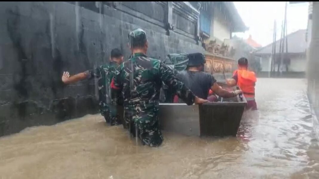 Boat Kodim Klungkung Terjang Banjir Evakuasi Warga