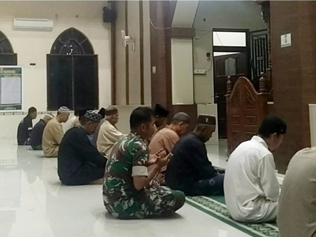 Safari Subuh Babinsa Kodim 1420/Sidrap Perkuat Sinergi dan Keamanan Lingkungan Melalui Komunikasi Sosial
