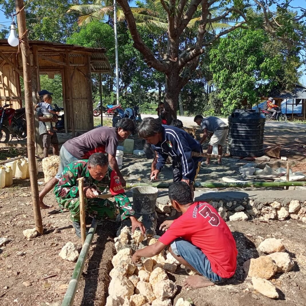 Babinsa Koramil 02/Walakaka Bantu Warga Bangun Rumah di Desa Gaura