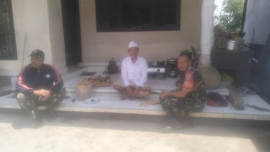 Wujudkan Kamtibmas, Babinsa Sukawana dan Bendesa Adat Kuum Duduk Bersama Bahas Wilayah