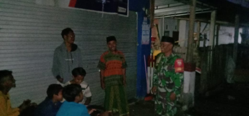 Babinsa Koramil 1614-03/Hu’u Galang Kebersamaan dengan Pemuda