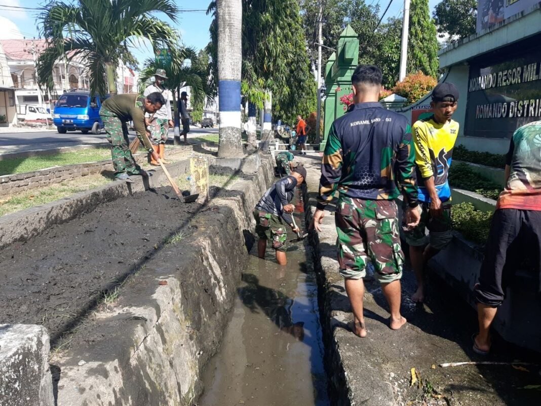 Peduli Lingkungan, Anggota Kodim 1420/Sidrap Gelar Kerja Bakti Bersihkan Saluran Air