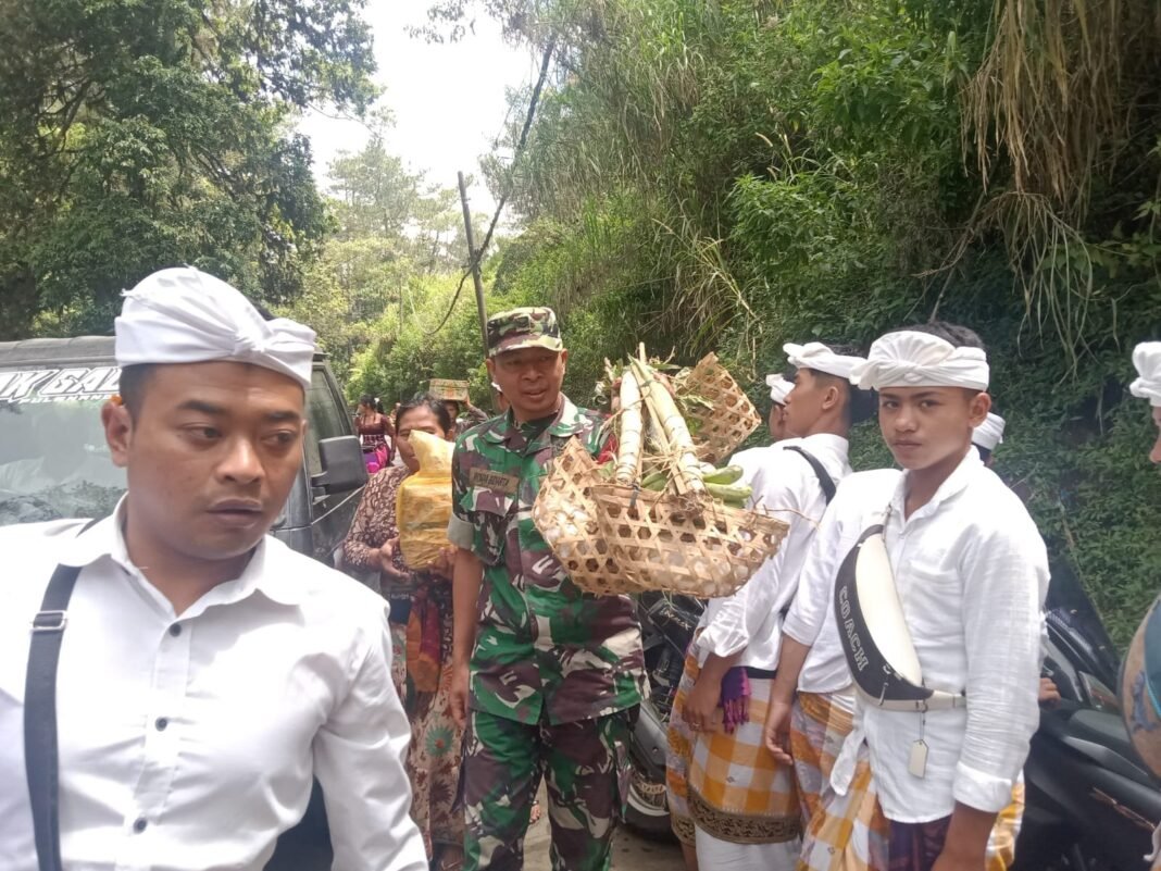 Babinsa Sukawana Bersama Bhabinkamtibmas dan Pecalang Kawal Kelancaran Piodalan di Pura Bunga
