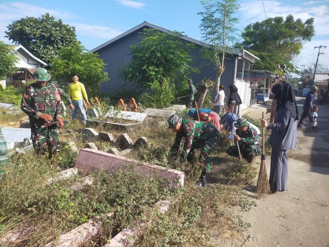 Koramil 1426-03/Galut Bersama Masyarakat Gotong Royong Bersihkan Pemakaman Umum