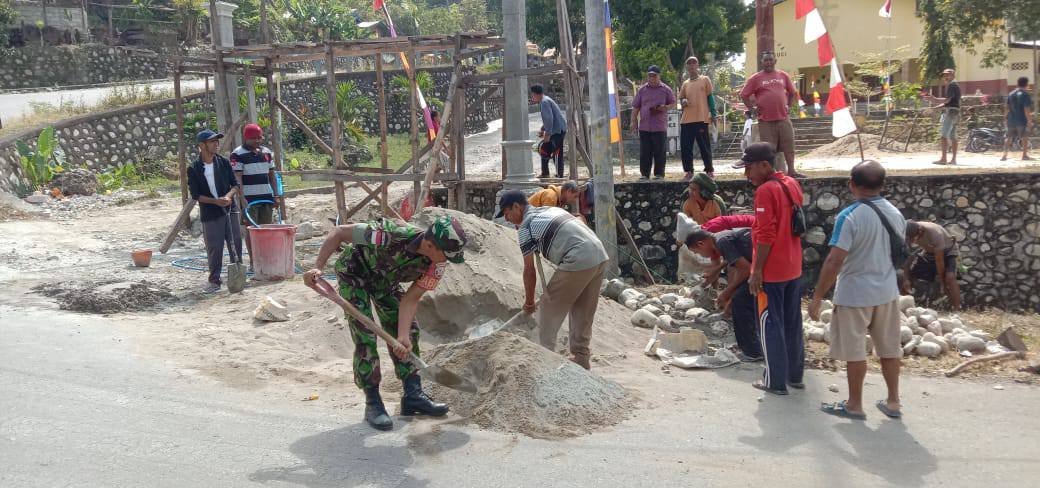 Sambut HUT Paroki Ke-50, Babinsa dan Masyarakat Gotong Royong Bangun Gapura Gereja