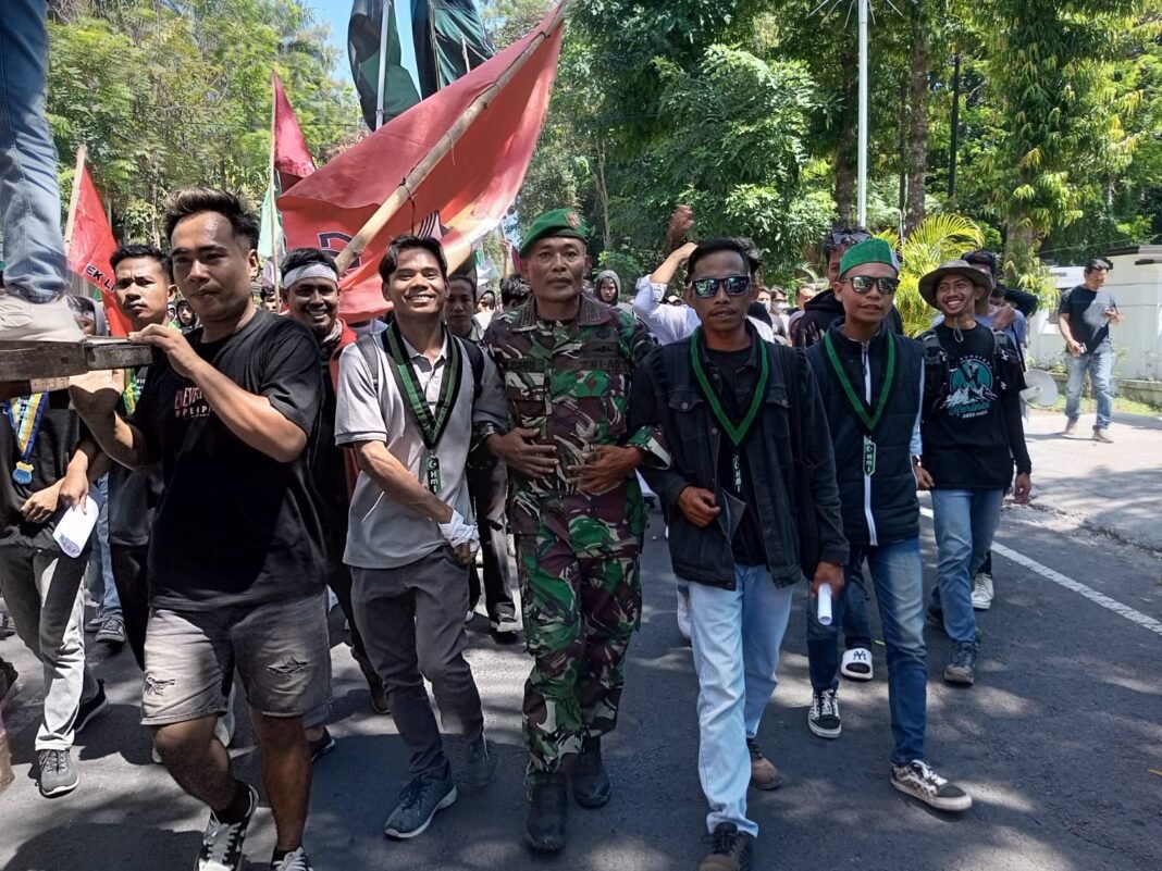 TNI Berbaur Dengan Mahasiswa, Aksi Cipayung Plus Lotim Berlangsung Damai