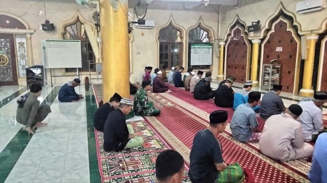 Senja Fajar di Sidrap: Babinsa Kodim 1420/Sidrap Larut Bersama Warga Dalam Kehangatan Safari Subuh