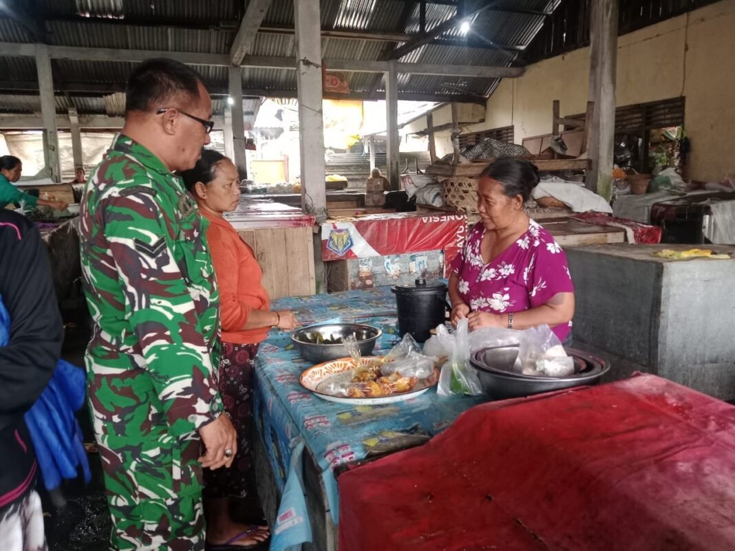 Lewat Komsos di Pasar, Babinsa Peninjoan Pantau Stabilitas Harga dan Kondusifitas Wilayah