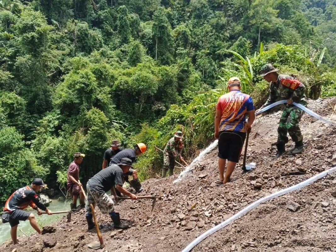 Satgas TNI, BPBD, dan Warga Bersatu Tangani Longsor di Desa Lebong Tandai