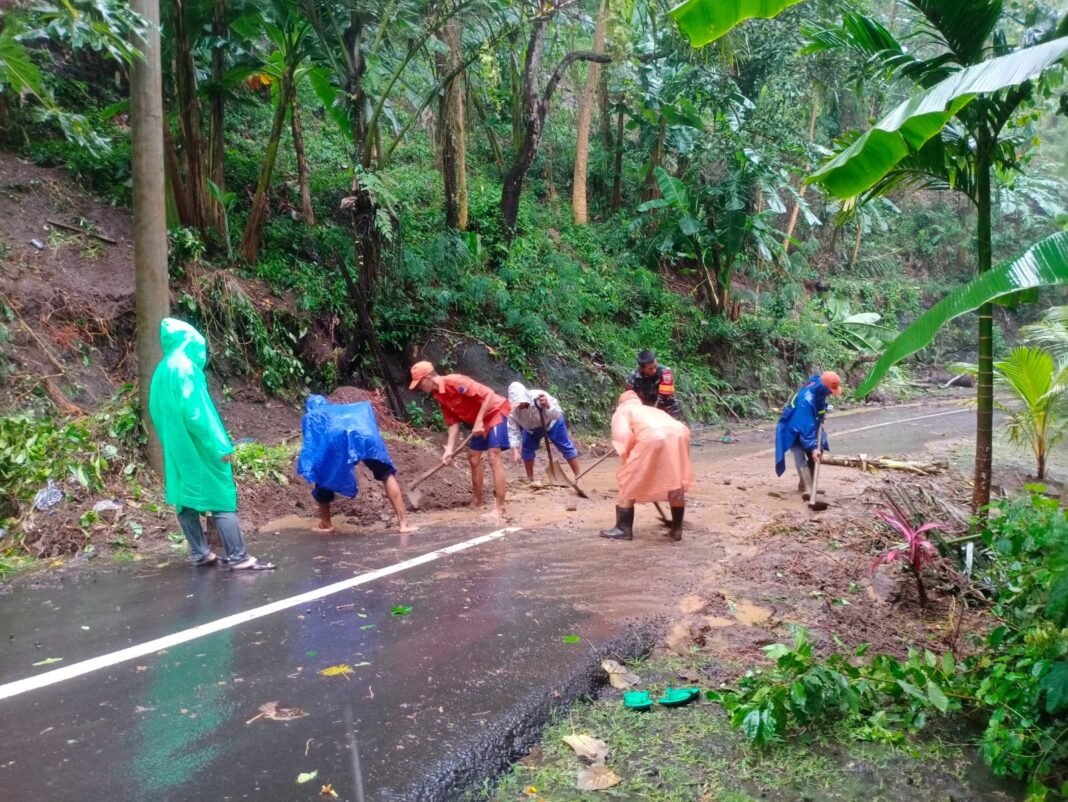 Evakuasi Senderan Pura Longsor Tutup Badan Jalan, Babinsa Besan Hadir Berikan Solusi